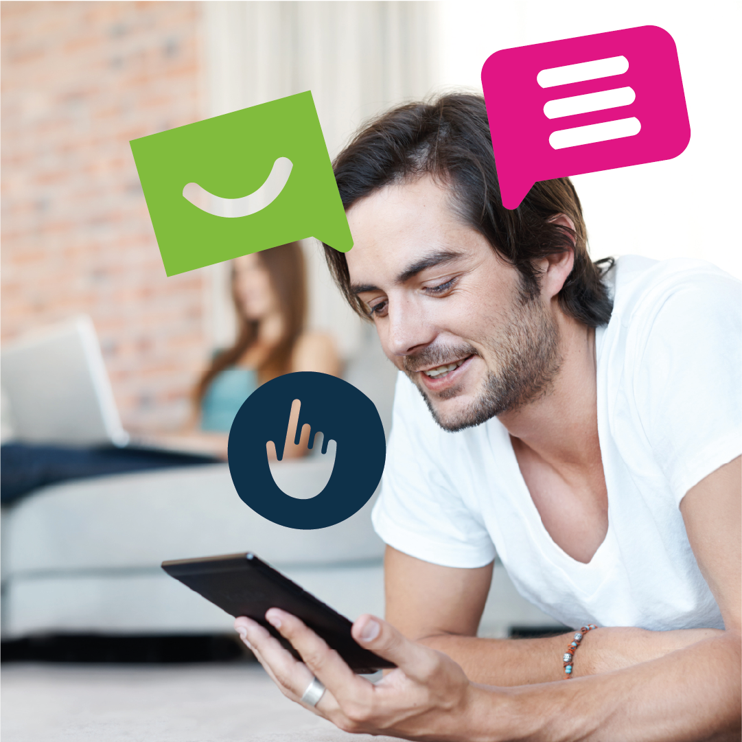 imagen joven feliz con la app chati y sus canales digitales